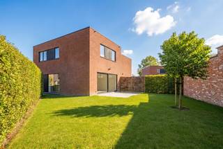 <p><span>Welkom bij nieuwbouwproject "COOPPALLAAN WETTEREN"</span></p><p><span>LAATSTE WONING!</span></p><p><span> </span></p><p><span>Zeer gunstig gelegen op een boogscheut van Gent rijst dit prachtig nieuwbouwproject uit de grond. Vlakbij op- en afritten van de R4, E17 en E40 en op wandelafstand van alle voorzieningen zoals winkels, scholen en openbaar vervoer.</span></p><p><span> </span></p><p><span>Het project bestaat uit 9 stijlvolle woningen die werden afgewerkt met kwaliteitsvolle, duurzame materialen en voldoen aan alle comfort en de hoogste energie normen. Deze woningen staan dus garant voor comfortabel en energiezuinig wonen.</span></p><p><span> </span></p><p><span>De woningen beschikken zowel gelijkvloers als op de eerste verdieping over vloerverwarming. De warmtepomp zorgt tevens voor passieve koeling waardoor de woningen in de zomer makkelijk fris te houden zijn. Verder zijn ze ook uitgerust van zonnepanelen en een ventilatiesysteem D voor een optimaal binnenklimaat. </span><span>De tuinen zijn reeds voorzien van bladhoudende hagen voor maximale privacy</span><span>. Tot slot zijn er private bergingen en voldoende autostaanplaatsen met de mogelijkheid tot elektrisch laden. </span></p><p><span> </span></p><p><span>GENIET NU VAN 6% BTW! OOK BIJ LANGE TERMIJN VERHURING!</span></p><p><span>Investeer slim en betaal minder. Dankzij het verlaagde btw-tarief van 6% kunt u flink besparen op uw aankoop, zolang u aan de wettelijke voorwaarden voldoet.<br />Goed nieuws voor investeerders: ook bij vastgoed dat minstens 15 jaar wordt verhuurd, geldt nu het gunstige 6%-tarief. Zo verlaagt u niet alleen uw aankoopkosten, maar verhoogt u tegelijk het netto rendement van uw investering. </span></p><p><span> </span></p><p><span>Dit is de laatst beschikbare woning in project Cooppallaan, plan nu een bezoek via telefoon op 0470/21.14.82.</span></p><p><span> </span></p>