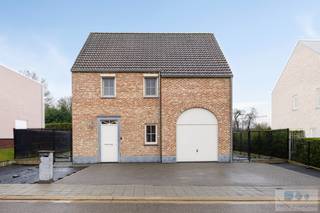 Gelegen in een doodlopende kindvriendelijke verkaveling vinden we deze prachtige open bebouwing op een perceel van 691 m² te Testelt.Deze woning...