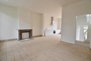 Wij vragen u vriendelijk NIET te bellen, maar u uitsluitend aan te melden via deze portaalsite of via e-mail met vermelding van referentie Ref. Duplex Turnhout. Wij ontvangen steeds zeer veel kandidaturen en kunnen de aanvragen anders niet met de nodige zorg behandelen.

Dit ruime duplex appartement is gelegen in het hart van Turnhout, in één van de mooiste straten van de stad, op wandelafstand van winkels, horeca en andere voorzieningen. Dankzij de grote raampartijen geniet het appartement van een aangename lichtinval en een open, ruimtelijk gevoel.

Het appartement beschikt over een inkomhal, een zeer ruime en lichtrijke leefruimte, een keuken, drie volwaardige slaapkamers en twee badkamers. Daarnaast is er een ruim terras waar het aangenaam vertoeven is.

Door de combinatie van zijn centrale ligging, royale oppervlakte en praktische indeling vormt dit appartement een bijzonder aangename woonst voor wie ruim en comfortabel wenst te wonen in het centrum van Turnhout.