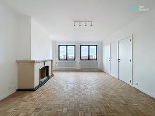 Tel: 0456 12 69 85 Mail: clara.jacquy@weinvest.be <br /><br />We Invest est fier de vous présenter ce bien situé au 6è étage d'un immeuble avec ascenseur au 1676 Chaussée de Wavre, Auderghem. <br /><br />Découvrez ce studio entièrement rénové idéalement situé dans un quartier vert et dynamique, à deux pas de toutes les commodités (transports, commerces, accès rapide au centre-ville et aux grands axes).<br /><br />Celui-ci est composé d'un hall d'entrée, d'une salle de douche, d'un WC invités, d'un vaste séjour, d'une cuisine équipée et d'un espace buanderie. <br /><br />Loyer: 900€<br /><br />Charges: provision de 150€ pour les charges communes, la consommation privée d'eau chaude et de chauffage<br /><br />PEB : D<br /><br />Libre immédiatement pour une durée minimale de un an.<br /><br />Ne manquez pas cette occasion et contactez-nous vite pour programmer une visite! <br /><br />Pour plus d'exclusivités, consultez www.weinvest.be