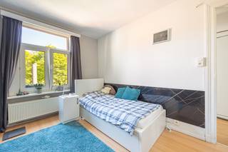 Handelspand met twee woonunits en ruime kelder op centrale ligging!<br /><br /><strong>Locatie:</strong><br />Dit pand, gelegen aan de Diksmuidelaan 98, bevindt zich op een centrale topligging met een vlotte aansluiting op invalswegen, openbaar vervoer en tal van winkels en faciliteiten. Dankzij de gunstige situering geniet het handelsgelijkvloers van een mooie visibiliteit, terwijl de bovenverdieping tal van mogelijkheden biedt, zowel voor eigen bewoning als verhuurinvestering.<br /><br /><strong>Indeling:</strong><br />Het pand bestaat uit een handelsgelijkvloers met daarboven twee woonunits.<br /><br />Bij het binnentreden van de woonunits komt u in een inkomhal die toegang biedt tot alle ruimtes. Beide appartementen beschikken over een lichtrijke woonkamer van ca. 20 m², één ruime slaapkamer, een keuken en een badkamer uitgerust met een zitbad.<br /><br />Beide woonunits zijn identiek, met als extra troef een bijkomende bureauruimte van ca. 4 m² in het appartement op de tweede verdieping.<br /><br />Daarnaast beschikt het gebouw over een bijzonder ruime en droge kelder van ca. 55 m², die tal van mogelijkheden biedt voor stockage.<br /><br /><strong>Troeven:</strong>
<ul>
<li>ligging</li>
<li>oriëntatie</li>
<li>investeringspand </li>
<li>koertje </li>
<li>Ruime kelder </li>
</ul>
<br /><span>Benieuwd naar meer? Neem contact op voor een bezichtiging via 0483 51 30 01 of mail naar ruzanna@wellimmo.net</span>