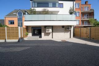 <p><span>Ligging</span></p><p><span> Nieuwbouwresidentie Linde situeert zich in het hart van de gemeente Ertvelde, langsheen de mooie Lindenlaan.</span></p><p><span> Autostaanplaatsen</span></p><p><span> </span><span>Er zijn 3 autostaanplaatsen (buiten) te koop: P5 - P6 - P7</span></p><p><span> / bij aankoop van 1 staanplaats: 8.000 euro<br />/ bij aankoop van 2 staanplaatsen: 14.000 euro<br />/ bij aankoop van 3 staanplaatsen: 18.000 euro</span></p>