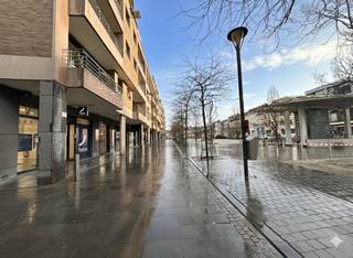 Indeling (1° verdiep):- inkomhal met vestiaire- gastentoilet- leefruimte - keuken met frigo, keramische kookplaat, oven en vaatwas- praktische berging met aansluiting voor wasmachine- 3 slaapkamers ( waarvan 1 met inbouwkasten)- badkamer met bad/douche, toilet en dubbele lavaboAlgemeen:- onmiddellijk beschikbaar!- dubbele garage inbegrepen- privatieve kelderbergingInteresse? Vraag snel een bezoek aan via www.dewaele.com!