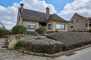 In Oetingen, omgeven door weide en velden, kan u deze statige villa terugvinden op een terrein van meer dan 17are. Deze woning werd traditioneel...