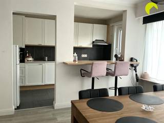 <p><span>Dans un quartier résidentiel très prisé, à quelques pas du magnifique château de Cantecroy, se trouve cet appartement agréable et lumineux comprenant 2 chambres spacieuses ! </span></p><p><span>Les transports en commun et les espaces verts sont à proximité.</span></p><p><span> </span></p><p><span>En passant par le hall d'entrée commun, on accède à cet immeuble bien entretenu et on emprunte l'ascenseur ou l'escalier jusqu'au 1er étage.</span></p><p><span>Cest là que nous entrons dans lappartement par le hall dentrée qui donne accès à toutes les pièces.</span></p><p><span> </span></p><p><span>À lavant, nous trouvons le salon spacieux et lumineux avec sa cuisine partiellement ouverte, équipée dappareils électroménagers.</span></p><p><span>À larrière de lappartement se trouvent les deux chambres spacieuses ; chacune peut accueillir un lit double ainsi quune grande armoire. Lune des chambres donne également accès à la terrasse offrant une vue sur la verdure.</span></p><p><span>La salle de bains est équipée d'une baignoire, d'un lavabo ainsi que d'un raccordement pour la machine à laver et le sèche-linge. Dans le hall, il y a également des toilettes séparées avec un lavabo.</span></p><p><span> </span></p><p><span>Au rez-de-chaussée, un petit débarras est également à votre disposition, ainsi que le jardin commun.</span></p><p><span> </span></p><p><span>À côté de l'immeuble, on trouve enfin un garage spacieux dont la location est obligatoire pour 60 euros.</span></p><p><span> </span></p><p><span>Informations pratiques :</span></p><p><span>·Les charges mensuelles s'élèvent à 140 euros (chauffage, eau, minuterie, ascenseur, entretien du jardin, etc. compris)</span></p><p><span>·Disponible : 01/09/2026 - plus tôt sur demande</span></p><p><span>·Caution : 3 mois</span></p><p><span>·PEP : label C 278 kWh/m²</span></p><p><span> </span></p><p><span>Réservez votre rendez-vous en ligne dès maintenant. Surfez sur la propriété concernée sur notre site web <span>www.habicom.be</span></span><span> et cliquez sur le bouton rose </span><span>'PLANIFIEZ UNE VISITE'</span><span>. </span></p><p><span>Pour plus d'informations, visitez www.habicom.be.</span></p><p><span> </span></p><p><span> </span></p>