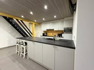 Bent u op zoek naar een instapklare woning?<br />Deze moderne en gerenoveerde rijwoning met gunstige EPC in Oordegem is ideaal voor starters of jonge gezinnen.<br /><br />U betreedt de woning via een lichtrijke inkomhal met gastentoilet en praktische berging. Aansluitend bevindt zich de volledig uitgeruste keuken met vaatwasser, combi-oven en inductiekookplaat. De keuken sluit naadloos aan op de eetplaats en de gezellige woonkamer.<br /><br />Via het schuifraam bereikt u de zonnige tuin met achteraan een ruim tuinhuis.<br /><br />Op de eerste verdieping bevinden zich een grote slaapkamer met zicht op de tuin en een badkamer uitgerust met ligbad, douche, dubbel lavabomeubel en tweede toilet.<br /><br />De tweede verdieping biedt ruimte voor twee extra slaapkamers.<br /><br />De woning ligt in het hart van Oordegem, zo goed als centraal tussen Gent en Aalst. De dichtstbijzijnde op- en afrit van de E40 bevindt zich op slechts 6,5 km. Op wandelafstand vindt u diverse lokale handelaars zoals een bakker, slager, frituur en supermarkt.<br /><br />De basisschool ligt bovendien op amper 100 meter van de woning, ideaal voor jonge gezinnen.<br /><br />Extra troeven:<br /><br />- EPC B (167 kWh/m2 jaar)<br /><br />- Vernieuwde CV-ketel (2 jaar oud)<br /><br />- Rustige ligging<br /><br />Interesse?<br />Maak dan een afspraak voor de bezoekdag op zaterdag 30/5/2026 via deze link: <br />https://calendly.com/gertbosschaert/bezoekdag-speurtstraat-22<br /><br />Contact: <br />gertbosschaert@hotmail.com<br /><br />Telefonisch: +32479888171