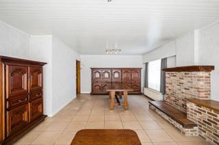 <p><span>Te moderniseren gezinswoning met 3 slaapkamers en aangename tuin te Baal</span></p><p><span>Deze halfopen gezinswoning, gelegen op een perceel van 535 m², biedt dankzij haar praktische indeling, aangename buitenruimte en diverse mogelijkheden heel wat potentieel voor wie op zoek is naar een woning die volledig naar eigen smaak kan worden gemoderniseerd.</span></p><p><span>Op het gelijkvloers beschikt de woning over een lichtrijke leefruimte met aansluitend de keuken. Verder is er voldoende praktische bergruimte aanwezig. Op de verdieping geeft de nachthal toegang tot 3 slaapkamers en een bijkomende berging, die eventueel kan worden omgevormd tot badkamer.</span></p><p><span>Ook buiten heeft deze woning heel wat te bieden. De ruime oprit en garage zorgen voor voldoende parkeergelegenheid. Aansluitend aan de woning bevindt zich een aangename tuin waar het heerlijk vertoeven is. Daarnaast is er een aparte moestuin, ideaal voor wie graag zelf groenten en kruiden kweekt of zijn groene vingers de vrije loop laat.</span></p><p><span>Doorheen de jaren werden reeds verschillende isolerende verbeteringswerken uitgevoerd. Hierdoor beschikt de woning over een gunstig EPC en is de renovatieverplichting niet van toepassing.</span></p><p><span>Ook de ligging vormt een mooie troef. Scholen en winkels bevinden zich op korte afstand, terwijl belangrijke verbindingswegen vlot bereikbaar zijn.</span></p><p><span>Kortom, een interessante gezinswoning met een goede basis, een aangename buitenruimte en tal van mogelijkheden om er een hedendaagse thuis van te maken.</span></p><p><span>Benieuwd naar het potentieel van deze woning? Ontdek ze ter plaatse en plan uw bezoek via 015 755 444 of <span>info@immovercammen.be</span></span><span>.</span></p><p><span> </span></p>