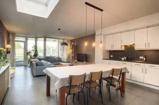 Deze opbrengsteigendom werd in 2004 volledig vernieuwd en bestaat uit 2 appartementen. De eigendom is zeer verzorgd en volledig instapklaar.Indeling...