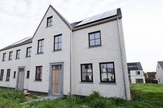 Ontdek de laatste halfopen nieuwbouwwoningen in de Zilverbergstraat in Desselgem, een rustige deelgemeente van Waregem nabij de Leie.<br />Deze ruime, afgewerkte woningen beschikken over een inkomhal, apart toilet, lichtrijke leefruimte met open keuken en een praktische berging. Op de verdieping zijn er 3 ruime slaapkamers, een badkamer en een afzonderlijk toilet op de nachthal. Via een vaste trap bereikt u de zolder, die perfect kan dienen als vierde slaapkamer, bureau of polyvalente ruimte.<br />De woningen zijn volledig afgewerkt en vrij bij akte, waardoor u snel kunt verhuizen naar een comfortabele nieuwbouwwoning in een landelijke omgeving, met een vlotte verbinding naar Waregem en Kortrijk.<br />Contacteer ons vandaag nog voor meer informatie of een bezoek ter plaatse.