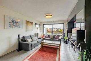 Dit instapklaar duplexappartement, nabij centrum Melle, geniet een uitstekende bereikbaarheid naar invalswegen en de E40.Op wandelafstand (900m) van...