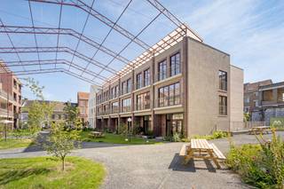 <h2><strong>Nieuwbouw te Tienen: doordacht ontworpen, verfijnd afgewerkt en klaar voor morgen</strong></h2><p>–<strong>Interessante aankoopformule onder registratierechten</strong>–</p><p>–<strong>Ondergrondse staanplaats, kelderberging en fietsenstalling</strong> <strong>inbegrepen in de vraagprijs-</strong></p><p>Een industriële look, met centrum Tienen om je hoek. Verscholen in een recent, hoogstaand woonproject geniet je hier van een uniek duaal leven. Enerzijds woon je in een verrassend rustig, groen binnengebied waar kinderen veilig en vrij kunnen spelen. Anderzijds woon je vlakbij de stad met scholen, horeca en winkels op wandelafstand waardoor je je werkelijk nooit zal vervelen. Maar ook Leuven, Brussel en Luik bereik je in een mum van tijd dankzij de nabijgelegen E40-verbinding of trein. </p><p>Van zodra je deze vondst betreedt, valt de aangename plafondhoogte meteen op. Grote raampartijen zorgen voor een overvloed aan natuurlijk licht, terwijl de open ruimte met uitgeruste keuken zich moeiteloos aanpast aan jouw manier van wonen. Zie je hier een royale eetplaats waar vrienden en familie samenkomen? Of maak je er liever een knusse zithoek van? Dankzij de doordachte indeling kan het allebei. Het stijlvolle kookeiland vormt daarbij het natuurlijke hart van de woning. Op mooie dagen loopt die leefkwaliteit naadloos door op het groen omringde terras.</p><p>En in de afwerking schuilt verfijning. Zo werd de wasplaats subtiel geïntegreerd. Binnendeuren met verzonken scharnieren versterken het minimalistische karakter én zorgen voor een aangename akoestiek. Beide onzichtbaar, maar het comfort ervan voelbaar. Op de etages wacht daarnaast een indeling die maar zelden komt opdagen. Drie volwaardige slaapkamers, elk met een eigen badkamer, zorgen samen voor een ongezien wooncomfort. Iedereen beschikt over een eigen plek met privacy. Ideaal voor gezinnen met opgroeiende kinderen, inwonende jongvolwassenen of voor wie gasten graag verwent met een luxe die geen grenzen kent. En ook technisch kijkt de woning verder dan vandaag. Vloerverwarming op alle verdiepingen, zonnepanelen, ventilatiesysteem D en voorbereidingen voor meerdere lucht-luchtwarmtepompen zorgen ervoor dat comfort én duurzaam hand in hand gaan. </p><p>Ondergronds beschikt de woning bovendien over een private autostaanplaats, een aansluitende kelderberging én een eigen fietsenstalling, allemaal inbegrepen in de verkoopprijs. En omdat de verkoop onder registratierechten verloopt in plaats van het btw-stelsel, heb je ook financieel een goede zaak in de maak.</p><p>Kortom, een thuis recent en duurzaam gebouwd, in een buurt waar elke levensgenieter van houdt. Zin in een bezoekje? Geef Jes dan een seintje.</p><figure><div></div></figure>