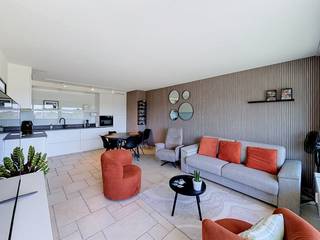 Instapklaar gelijkvloers appartement op topligging in Nieuwpoort-Bad, op wandelafstand van het strand, de Zeedijk, winkels en het openbaar vervoer.<br />Het appartement werd in 2021 gerenoveerd en omvat een inkomhal met apart toilet, een ruime slaapkamer met toegang tot het eerste terras, een badkamer met inloopdouche en enkele wastafel, een lichtrijke leefruimte met een volledig ingerichte open keuken. Vanuit de woonkamer heeft u toegang tot het ruime, zuidgerichte terras, waar u in alle rust van de zon kunt genieten. Verder beschikt het appartement over een privatieve kelderberging op niveau -2.<br />Er is bovendien de mogelijkheid om een garagebox aan te kopen in het ondergrondse garagecomplex op niveau -2.<br />Dankzij de uitstekende ligging en de praktische indeling is dit appartement ideaal als vaste woonst, tweede verblijf of investering.