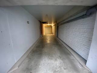 In de Leopoldlaan verkopen we deze zeer ruime garagebox op het gelijkvloers.<br /><br />Afmetingen: diepte 7m, breedte 2,8m en 3,8m.<br /><br />Elektrische poort.