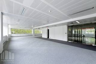 Hoogwaardige kantoorruimte van <strong>987 m²</strong>  te huur in een toekomstgericht kantoorgebouw in Brussel.<br /><br />Gelegen op een absolute toplocatie, geniet deze site van een uitzonderlijke zichtbaarheid en een uitstekende bereikbaarheid via belangrijke verkeersassen. Dankzij de nabijheid van het openbaar vervoer zijn de stations Brussels-Luxembourg (10 min), Brussels-Central (15 min), Brussels-Midi (20 min) en Brussels-North (25 min) vlot bereikbaar.<br /><br />Dit kantoor combineert comfort, veiligheid en efficiëntie dankzij <strong>LED-verlichting</strong>, dubbele beglazing, toegangscontrole en een alarmsysteem, aangevuld met moderne vergaderfaciliteiten, lockers, douches, een stijlvolle vernieuwde lobbyreceptie en 9 liften. Bovendien beschikt het gebouw over een <strong>BREEAM In-Use Excellent-certificering</strong>, wat de focus op duurzaamheid, technologie en gebruikscomfort onderstreept.<br /><br />Gebruikers genieten bovendien van een uitgebreid aanbod aan faciliteiten, waaronder een fitnessruimte, de stijlvolle wine bar lounge L'Étiquette, Restaurant BON en een moderne coffee &amp; food zone.<br />Met in totaal<strong> 279 parkeerplaatsen</strong>, waarvan <strong>34 met laadpunten</strong>, en meer dan <strong>150 fietsparkeerplaatsen</strong>, is een optimale bereikbaarheid gegarandeerd.<br /><br />Contacteer<strong> PANORAMA B2B</strong> voor meer informatie of een vrijblijvend plaatsbezoek via <strong>0477 09 00 09</strong>.