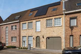 Op zoek naar een rustige woonomgeving met een uitstekende bereikbaarheid? Deze prachtige, instapklare woning bevindt zich in een doodlopende straat...