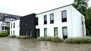 Op zoek naar een modern en energiezuinig appartement met alle hedendaagse comfort? Dan is dit prachtige gelijkvloerse appartement in residentie Park View zeker een bezoek waard.<br /><br />Het appartement verwelkomt u via een ruime inkomhal en biedt een lichtrijke leefruimte met grote raampartijen en een open, volledig ingerichte keuken. Aansluitend bevindt zich een praktische en ruime berging.<br /><br />Verder beschikt het appartement over twee volwaardige slaapkamers, een stijlvolle badkamer met inloopdouche en een apart gastentoilet.<br /><br />Via de leefruimte bereikt u het aangename terras met privatief groenperk waar u in alle rust kunt genieten.<br /><br />Extra troeven zijn de<strong> privatieve kelderberging</strong> én een <strong>privatieve garage </strong>die inbegrepen is in de huurprijs.<br /><br /><u>Uitstekende ligging</u><br />Residentie Park View is rustig gelegen aan de Ommegangstraat in Deinze, op wandel- en fietsafstand van het stadscentrum. Winkels, supermarkten, scholen, horeca en openbaar vervoer bevinden zich in de onmiddellijke omgeving. Ook het station van Deinze en de belangrijkste invalswegen zijn vlot bereikbaar, waardoor dit appartement een ideale uitvalsbasis vormt.<br /><br />Huurprijs te vermeerderen met 100 EUR gemeenschappelijke kosten per maand.<br /><br />Beschikbaar vanaf 01/10/2026.<br /><br /><em>Een aantal foto's werd via AI geoptimaliseerd.</em><br /><br /><u><strong>Bezoeken?</strong></u><br />U kunt dit eenvoudig zelf inplannen via de afsprakenlink op onze website voor het bezoekmoment van maandag 13 juli.
