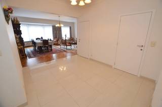 Zeer goed onderhouden, instapklaar appartement op de 2de verdieping in een kleine residentie met 5 appartementen, op topligging in hartje Oostende. <br /><br />Indeling: <br />Ruime inkomhal, afzonderlijk toilet, berging, woonkamer met parket mooi uitzicht over de Groentemarkt, ruime en volledig ingerichte keuken met berging, voorzien van aansluiting voor wasmachine, badkamer met inloopdouche, toilet en wastafel, 2 slaapkamers met parket, ruim terras achteraan. <br /><br />- Veiligheidsdeur<br />- Elektriciteit is conform<br />- Privatieve kelderberging.