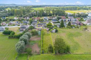 <p>Op zoek naar een eigendom waar wonen en werken perfect te combineren zijn? Dan is deze woning met groot atelier precies wat u zoekt!</p>
<p>Gelegen op een perceel van maar liefst 32 are, biedt dit pand een zee aan mogelijkheden. Het woonhuis is op te frissen en beschikt over twee badkamers, overal dubbel glas en centrale verwarming op gas.</p>
<p>Achteraan het perceel bevindt zich een indrukwekkend atelier van 190 m², volledig geïsoleerd, voorzien van een eigen keuken, opslagruimte en verwarmd met een pelletkachel – ideaal voor zelfstandigen, creatieve beroepen of als ruime hobbyruimte.</p>
<p>Verder vindt u in de woning nog extra ruimtes die perfect dienst kunnen doen als bureau of zelfstandige activiteit. Daarnaast is er nog een gigantische garage van 85 m² en een grote oprit met ruime parkeermogelijkheden.<br /><br />Indeling: Op de gelijkvloers heeft u een inkomhal, leefruimte, bureau, keuken, badkamer, technische ruimte, opslagplaats, garage. Op de eerste verdieping zijn er 4 slaapkamers en een badkamer alsook voldoende bergruimte en zolder.</p>
<p>Voor deze woning geldt er een renovatieverplichting.</p>
<p>Benieuwd naar meer en welke mogelijkheden dit pand te bieden heeft? Bel Jordi 0477/32.61.53<br /><br /></p>