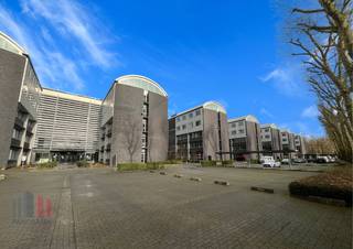 Uitzonderlijk goed bereikbare, instapklare kantoren van 384 m² te huur, ideaal gelegen dankzij de directe aansluiting met de R4 op slechts 1...