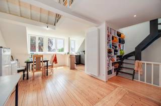 <p><span>In de Torenstraat in Wommelgem vinden we deze woning met </span><span>twee aparte woonunits</span><span>. Dankzij de centrale ligging bevinden winkels, scholen, openbaar vervoer en belangrijke invalswegen zich op wandel- of korte rijafstand.</span></p><p><span> </span></p><p><span>De woning bestaat uit een gelijkvloerse woonunit met een </span><span>oppervlakte van 63.7 m²</span><span> én een ruime triplex op de eerste en tweede verdieping met zolderverdieping, met een </span><span>oppervlakte van 126,7m²</span><span>. Daarnaast beschikt het pand over meerdere kelderruimtes.</span></p><p><span> </span></p><p><span>Dankzij de huidige indeling biedt deze eigendom interessante mogelijkheden voor eigen bewoning, een kangoeroewoning of als investering.</span></p><p><span> </span></p><p><span>Indeling:</span></p><p><span> </span></p><p><span>Gelijkvloers</span></p><ul><li><span>Inkomhal unit 1</span></li><li><span>Ruime woonkamer met zithoek</span></li><li><span>Keuken</span></li><li><span>Slaapkamer 1</span></li><li><span>Slaapkamer 2</span></li><li><span>Badkamer met toilet</span></li></ul><p><span> </span></p><p><span>Eerste verdieping</span></p><ul><li><span>Inkomhal unit 2</span></li><li><span>Hal</span></li><li><span>Slaapkamer 1</span></li><li><span>Slaapkamer 2</span></li><li><span>Slaapkamer 3</span></li><li><span>Aparte toilet</span></li><li><span>Badkamer</span></li></ul><p><span> </span></p><p><span>Tweede verdieping</span></p><ul><li><span>Traphal</span></li><li><span>Wasruimte</span></li><li><span>Lichtrijke woonruimte met vide</span></li><li><span>Eetruimte</span></li><li><span>Ruime Keuken</span></li><li><span>Apart toilet</span></li><li><span>Badkamer</span></li></ul><p><span> </span></p><p><span>Zolderverdieping</span></p><ul><li><span>Polyvalente ruimte</span></li></ul><p><span> </span></p><p><span> </span></p><p><span>Troeven</span></p><ul><li><span>Twee aparte woonunits</span></li><li><span>Interessante opbrengsteigendom</span></li><li><span>Ruime triplex met vide</span></li><li><span>Veel bergruimte dankzij meerdere kelders</span></li><li><span>Rustige ligging in Wommelgem</span></li><li><span>Vlotte verbinding naar Antwerpen en omliggende gemeenten</span></li></ul><p><span> </span></p><p><span> </span></p><p><span>Ben jij geïnteresseerd in dit huis te koop in Wommelgem, ben je op zoek naar ander vastgoed, een investering of wens je de waarde van jouw eigendom te kennen? Dan ben je bij BOLT Immo aan het juiste adres! Wij helpen jou graag verder.</span></p><p><span> </span></p>