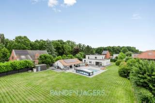 Deze hoogwaardig afgewerkte villa (274 m2) werd in 2020 omgebouwd naar een hypermodern pand, voorzien van alle hedendaagse technieken.Zo zijn er maar...