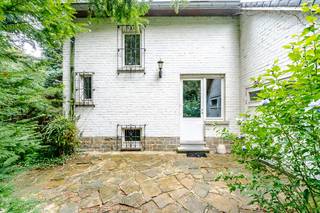 [[ DIT PAND NEEMT DEEL AAN DE ERA OPEN HUIZEN DAG OP 19/9 VAN 11:00 TOT 12:00 ]]
<p><strong>Open bebouwing in Wezembeek-Oppem met uniek bosrijk achterliggend terrein en uitbreidingsmogelijkheden.</strong><br />Deze woning uit 1961 is gelegen in een rustige en bosrijke woonomgeving in Wezembeek-Oppem, nabij openbaar vervoer en met een open zicht achteraan. Het huis biedt een uitzonderlijk perceel van 2000 m² met een prachtig achterliggend bosrijk terrein, wat zorgt voor veel privacy en een groene woonbeleving. Dankzij de te renoveren staat vormt dit pand een interessante opportuniteit voor wie een woning volledig naar eigen smaak wil moderniseren. Bovendien zijn er uitbreidingsmogelijkheden waardoor het potentieel van deze open bebouwing extra groot is. Een ideale keuze voor wie ruimte, rust en toekomstmogelijkheden zoekt.<br /><br /><u><strong>Belangrijkste ruimtes:</strong></u><br />• Ruime living (34,9 m²) met veel lichtinval<br />• Keuken (7,1 m²) met aansluitend potentieel voor renovatie<br />• Veranda (15,2 m²) met zicht op de tuin<br />• Bureel (9,3 m²), ideaal voor thuiswerk<br />• 3 slaapkamers van 19,8 m², 14,8 m² en 12 m²<br />• Badkamer (6,6 m²) met ligbad, toilet en enkele lavabo<br />• Garage (20,1 m²) met aansluiting voor wasmachine<br />• Zolderruimte (6,9 m²)<br />• Terras (20 m²) en ruime tuin van 2000 m²<br />• Twee tuinhuizen van telkens 15 m²<br />• Parkeerplaats aanwezig<br /><br /><u><strong>Troeven:</strong></u><br />• Uniek achterliggend bosrijk terrein met veel privacy<br />• Te renoveren woning met tal van mogelijkheden<br />• Uitbreidingsmogelijkheden op een ruim perceel van 2000 m²<br /><br />Meer informatie of een bezoek met Lynn Gorin? Contacteer ons via +3223351115<br />JOUW DROOMHUIS. ZO GEVONDEN!</p>