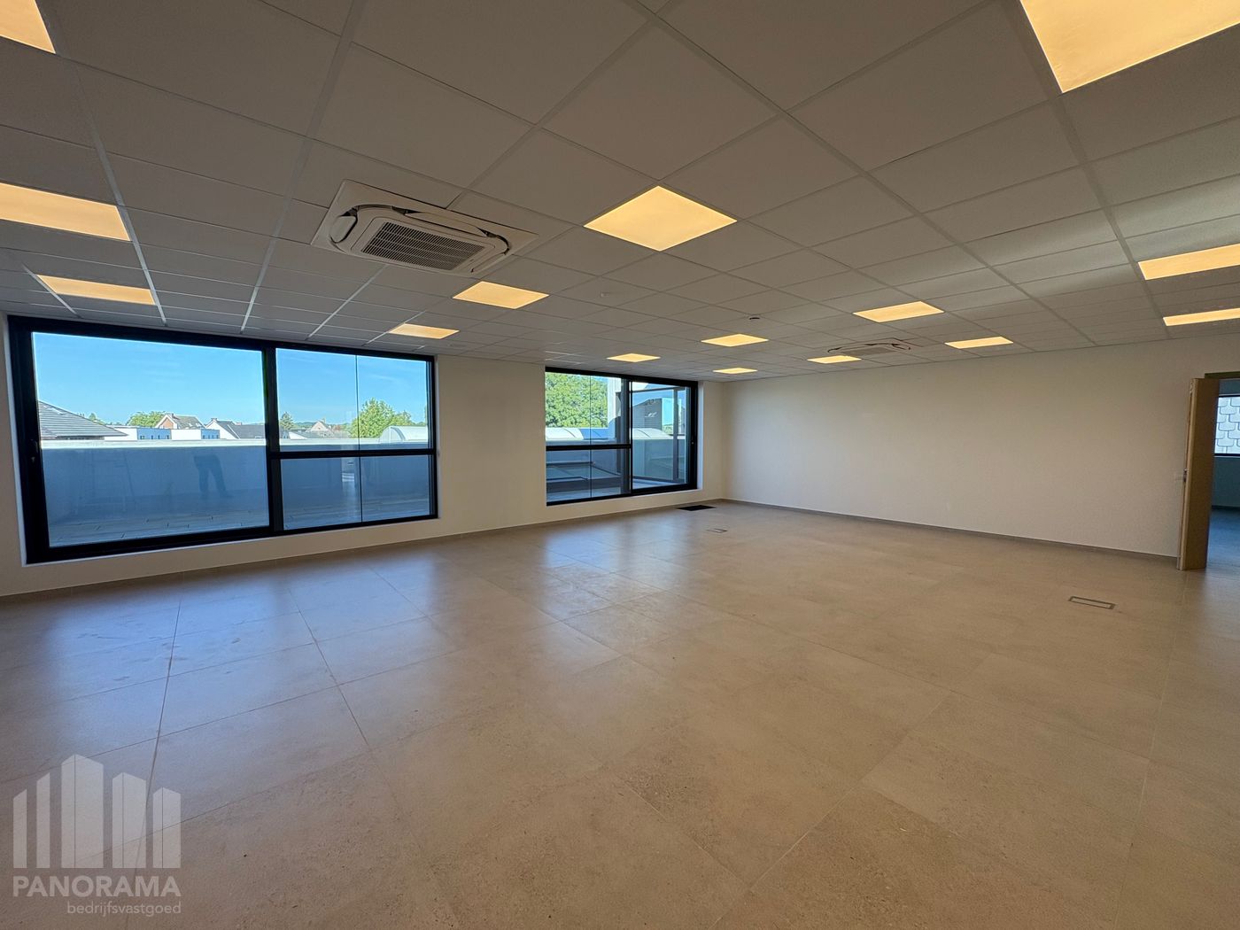 Nieuwbouw kantoor/showroom van 500 m² op unieke zichtlocatie - photo 4