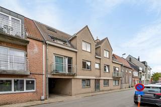 <p>Appartement op wandelafstand van het centrum van Waregem , nabij scholen, winkels station, markt en openbaar vervoer.</p>

<p> </p>

<p>Het appartement is gelegen op de tweede verdieping</p>

<p>Indeling : Inkomhal, ruime living met terras aan straatkant, veel licht in de woonruimte, keukenwand, berging naast de keuken, twee slaapkamers, badkamer met ligbad en dubbele lavabo, apart toilet, kelder en garage</p>

<p> </p>

<p>Dit Appartement is momenteel verhuurd.</p>

<p>Er is geen lift aanwezig want maakt de de gemeenschappelijke kosten laag zijn. </p>

<p> </p>

<p> </p>

<p>Wenst u een bezoek, bel Jérôme. </p>