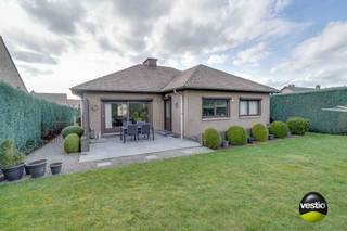 RUSTIG GELEGEN, GELIJKVLOERSE WONING VLAKBIJ CENTRUM OPGLABBEEK<br /><br />Deze goed onderhouden woning is gelegen langs de rustige Hoekstraat op wandelafstand van het centrum van Opglabbeek. Een uiterst rustige locatie met een goede bereikbaarheid met scholen, winkels, restaurants en de omliggende gemeentes Genk, As en Maaseik.<br /><br />De woning werd gebouwd in 1978 maar werd doorheen de jaren nog gerenoveerd. Zo werden de vloeren deels vernieuwd en een nieuwe keuken en badkamer geïnstalleerd. Dankzij het perfecte onderhoud is deze woning absoluut instapklaar te noemen.<br /><br />Het huis beschikt over een ruime living van meer dan 40 m² waar het dankzij de grote raampartijen zeer lichtrijk is. Aanpalend is er een moderne keuken voorzien van alle moderne comfort. Voorts zijn er nog 3 slaapkamers, een inkomhal, nachtgang, gastentoilet, een wasruimte en een recent gerenoveerde badkamer.<br /><br />Aangezien de woning volledig onderkelderd is, is er aan opbergruimte geen gebrek. Hier beschikt u over een ruime, inpandige garage met plaats voor 2 wagens en tal van kelderbergingen. Extra opbergruimte is voorhanden op de zolderverdieping.<br /><br />De woning is gelegen op een perceel van 6,52 are voorzien van volwassen planten en struiken. Vanop uw terras kan u bijgevolg in alle privacy genieten van de rustige omgeving.<br /><br />Enkele TROEVEN van deze woning opgelijst:<br /><br />+ Toplocatie in rustige straat nabij centrum<br />+ Goed onderhouden en instapklaar<br />+ Gerenoveerde keuken, badkamer en vloeren<br />+ Dak + spouw geïsoleerd<br />+ Volledig onderkelderd<br />+ Overal automatische rolluiken voorzien<br />+ Grote raampartijen / veel lichtinval<br />+ Geen renovatieverplichting<br /><br />Kortom, een goed onderhouden, gelijkvloerse woning op een zeer rustige locatie aan het centrum van Opglabbeek. Meer info? Contacteer Maarten Delbroek via maarten@vestio.com of bel nar 0471/034804.<br /> 