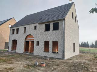 <p><span>Nieuwbouwproject: Twee BEN20-woningen nabij de jachthaven van het Kanaal naar Beverlo.</span></p><p><span> </span></p><p><span>Ontdek dit prachtige nieuwbouwproject bestaande uit twee energiezuinige BEN20-woningen, ideaal gelegen in een rustige, aangename en veilige omgeving, vlak bij de jachthaven van het Kanaal naar Beverlo.</span></p><p><span>Een perfecte locatie voor wie houdt van landelijk wonen met toch alle voorzieningen binnen handbereik. Op slechts enkele minuten bevindt u zich in het gezellige centrum van Leopoldsburg, met winkels, scholen en horeca.</span></p><p><span>De woningen worden opgetrokken op een zuid-oost gerichte bouwgrond van 550 m², geschikt voor halfopen bebouwing — wat zorgt voor een optimale lichtinval en een mooi uitzicht op de tuin.</span></p><p><span> </span></p><p><span>Indeling</span></p><p><span>Gelijkvloers:</span></p><p><span>Inkomhal met apart toilet</span></p><p><span>Ruime, lichtrijke leefruimte</span></p><p><span>Open keuken met zicht op de tuin</span></p><p><span>Praktische berging/wasplaats</span></p><p><span> </span></p><p><span>Verdieping:</span></p><p><span>2 ruime slaapkamers</span></p><p><span>Dressing</span></p><p><span>Badkamer met inloopdouche, dubbele lavabo en toilet</span></p><p><span>Overloop met vaste trap naar de tweede verdieping</span></p><p><span>Zolderverdieping: Mogelijkheid tot een derde ruime slaapkamer of hobbyruimte</span></p><p><span> </span></p><p><span>De woning is voorzien van vloerverwarming op aardgas op het gelijkvloers en in de badkamer. </span></p><p><span>In de badkamer is bovendien een aansluiting voorzien voor een elektrische handdoekdroger als extra bijverwarming.</span></p><p><span> </span></p><p><span>Dankzij het BEN20-label geniet u van een lage energiekost en voldoet de woning aan de strengste normen voor energie-efficiëntie en comfort.</span></p><p><span> </span></p><p><span> </span></p><p><span> </span></p><p><span> </span></p><p><span> </span></p>