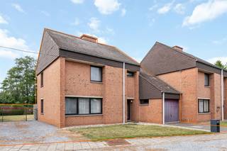 <p><span>Op te frissen HOB met 3 slaapkamers gelegen op een perceel van 5a75ca in de Pauwenlaan te Paal.</span></p><p><span> </span></p><p><span>Belangrijkste troeven:</span></p><p><span>- Centrale ligging en gelegen in een kindvriendelijke wijk te Paal.</span></p><p><span>- Op te frissen maar goed onderhouden</span></p><p><span>- 3 slaapkamers</span></p><p><span>- Zolder met potentieel</span></p><p><span>- Volledig omheinde tuin met tuinhuis</span></p><p><span>- Inpandige garage</span></p><p><span>- Ruim en zonnig terras</span></p><p><span> </span></p><p><span>Bekijk zeker ook de foto's en de grondplannen met de afmetingen. Zo krijgt u van thuis uit al een perfect beeld van wat deze woning te bieden heeft!</span></p><p><span> </span></p><p><span>Wenst u meer info of een vrijblijvende bezichtiging, contacteer dan ons kantoor op het nummer 011 85 15 15 en wij helpen u graag verder.</span></p>