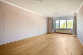 Dit ruim appartement (100m²) is gelegen op de derde verdieping van residentie De Link, een verzorgd gebouw met achterliggende garages, ideaal in het stadscentrum.<br /><br />Centrale inkomhal met trappenhal, lift en gemeenschappelijke berging gelijkvloers, ideaal voor boodschappentas, rollator, ....<br /><br />INDELING APPARTEMENT: <br />x ruime inkomhal met veiligheidsdeur, vestiairehoek, apart toilet en dubbele glazen deur naar de woonkamer; <br />x mooie, lichte woonkamer met plankenvloer en vrij uitzicht op de Wallen en de Basiliek; <br />x aparte keuken met doorgang naar het terras aan de voorzijde; <br />x naastgelegen berging/wasruimte met een recente condensatieketel op aardgas (2021); <br />x badkamer met ligbad, douche en lavabomeubel; <br />x 2 slaapkamers aan de achterzijde, waarvan 1 met een balkonterras.<br /><br />In 2024 werden de ramen vernieuwd in aluminium met hoogrendementsbeglazing, voorzien van lamellen, overgordijnen en verduisteringsgordijnen.<br /><br />Het appartement heeft een gunstig EPC label B of 124kWh.<br /><br />Verder is er in de kelderverdieping een private berging, en rij je via de gemeenschappelijke inrit met elektrische poort door naar de private garage.<br /><br />Dit appartement is ook een interessante investering voor verhuur.<br /><br />INTERESSE? Maak dan telefonisch een afspraak voor bezichtiging of mail uw vragen aan roland@immo-leroi.be.