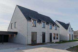 Deze landelijke lichtrijke kijkwoning met open leefruimte en zuidoostelijke oriëntatie in het nieuwbouwproject Korenhof in Lauwe combineert duurzaamheid, kwaliteit en doordachte architectuur.<br /><br />Met overvloedig natuurlijk licht en een slimme inrichting biedt deze woning een sfeervolle en praktische woonbeleving. De woning is kwalitatief afgewerkt met een E-peil onder de 20. Er is vloerverwarming, een geothermische warmtepomp, zonnepanelen, een ventilatiesysteem type D. Het woonproject Korenhof is gelegen aan de rand van het dorp, dichtbij alle faciliteiten. In deze doodlopende straat, met een prachtig uitzicht op de uitgestrekte velden kan je genieten van rust en stilte.<br /><br />De woning staat op een perceel van 416 m² en is instapklaar! Op het gelijkvloers is er een open leefruimte met keukeneiland en aansluitend aan de keuken een handige wasplaats/berging. In de inkomhal is er een apart gastentoilet. Links van de woning is er een carport die meteen toegang geeft tot de grote berging/fietsenstalling die meteen aansluit aan de tuin. Vanuit de leefruimte heb je zicht op die aangelegde tuin met terras die mooi zuidoost gericht is.<br /><br />Op de eerste verdieping is er nog een apart toilet en een moderne charmante badkamer met dubbele wastafel, douche én bad. Er is 1 masterbedroom en 2 evenwaardige kleinere kamers. Met een vaste trap kom je op de 2de verdieping terecht die ruimte biedt voor een extra slaapkamer, hobbykamer of opslag.<br /><br />De getoonde prijs is exclusief kosten. Deze woning kan aangekocht worden inclusief meubels, decoratie, gordijnen, maatkasten, verlichting, ... Een buitenkansje om in alle gemak en rust te verhuizen. Bespreek de mogelijkheden met bouwadviseur Sam Borrey: sam@dumobil.be | 0483 210 133 <br /><br />Kom deze kijkwoning bekijken op één van onze vaste bezoekdagen of maak een persoonlijke afspraak bij Sam.<br />Bekijk nog meer informatie over deze instapklare woning op onze website: https://www.dumobil.be/nl/woonprojecten/kijkwoningen/landelijke-kijkwoning-lauwe<br /><br />Of bekijk alle woningen binnen dit woonproject: <u><strong>www.dumobil.be/nl/woonprojecten/projecten/nieuwbouwwoningen-lauwe</strong></u><br />