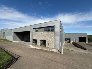 <p>Industrieel gebouw gelegen op het industrieterrein Overhaem in Tongeren, in de directe omgeving van de N20 richting Luik en de E313 (Luik - Antwerpen).<br />Met een totale grondoppervlakte van 4.138 m² en een bruikbare oppervlakte van 3.513 m² is dit pand geschikt voor uiteenlopende logistieke of productiegerichte activiteiten.</p><p>Specificaties van het pand<br />• Optimale indeling & opslag: 2.400 m² magazijnruimte op het gelijkvloers en 1.005 m² mezzanine (bereikbaar via goederenlift).<br />• Laden & lossen: Uitgerust met een laad- en loskade én gelijkvloerse poorten voor een snelle goederenstroom.<br />• Kantoor & wooneenheid: Inclusief 54 m² kantoorruimte op het gelijkvloers en een studio van 54 m² op de eerste verdieping.<br />• Modern & veilig: Recent vernieuwde led-verlichting, rookluiken, drijfkracht en een volledig omheind terrein met een elektrische toegangspoort.</p><p>Dit pand kan ook gekocht worden.</p><p>Interesse om dit pand te bezichtigen? 0478/930500 of info@jansenrealestate.be</p>