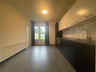 <span>Centraal gelegen woning in Rijkevorsel, op wandelafstand van winkels, scholen en andere voorzieningen. De woning omvat op het gelijkvloers een inkomhal, een aangename kleine woonkamer, een geïnstalleerde keuken, een praktische wasruimte en een kelder. Op de eerste verdieping bevinden zich drie slaapkamers, waarvan twee ruime slaapkamers en één kleinere kamer, en een badkamer met badkamermeubel en douche. Achter de woning bevindt zich een mooie tuin, ideaal om rustig te genieten van de buitenruimte. De woning wordt verwarmd op aardgas. Een BEZOEK aanvragen kan enkel online via </span><span>WWW.VASTGOEDPARTNERS.BE</span>