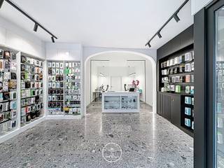 Ligging<br /><br />Deze centraal gelegen handelszaak bevindt zich op wandelafstand van Gent Zuid en het historische stadscentrum. De UGent, Arteveldehogeschool en meerder campussen zijn op wandel- fietsafstand. Met het openbaarvervoer is heel Gent vlot bereikbaar. Vlotte verbinding met de R4, E17 en E40. <br /><br />Indeling<br /><br />De handelszaak bevindt zich op het gelijkvloers met een grote vitrine. De zaak zelf is een mooie open ruimte gevolgd door een achterste bergruimte. <br /><br />Rendement<br /><br />Het rendement na aankoopkosten bedraagt circa 3,5% na aankoopkosten. <br /><br /><br />Voor inlichtingen en/of bezoek, bel Anthony De Reuck 0488 14 62 77