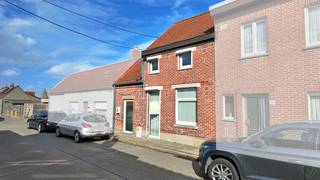 Deze charmante gesloten bebouwing is rustig gelegen in de Sasdijkstraat te Assenede en biedt een aangename woonomgeving met zicht op open veld...