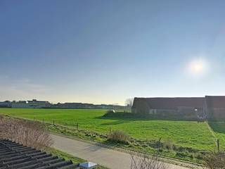 Deze lichtrijke rijwoning te huur in Oostende is gelegen in een rustige residentiële wijk vlak bij tal van voorzieningen zoals winkels,...