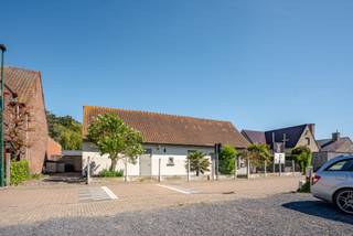 In het rustige en groene Ettelgem, deelgemeente van Oudenburg, op slechts 15 kilometer van het strand van Oostende, ligt dit uitzonderlijk hippische domein waar je volop kan wonen, werken en je passie voor paarden beleven!<br /><br />Op een indrukwekkend perceel van maar liefst 16.882 m² krijg je hier vooral veel ruimte en mogelijkheden. Of je nu een plek zoekt voor jezelf en je paarden, of plannen hebt om het professioneel aan te pakken, hier kan het allebei!<br /><br />Vooraan het domein bevindt zich de woning, die in 2021 grondig werd gerenoveerd. Je woont er comfortabel, met drie volwaardige slaapkamers en een conforme elektrische installatie. Aansluitend is er een afzonderlijk gastenverblijf met eigen badkamer en kitchenette, ideaal voor logies, medewerkers of extra privacy. In de privatieve tuin bevindt zich bovendien een charmante, authentieke huifkar die het geheel een uniek karakter geeft.<br /><br />Achter de woning kom je op het ruime binnenplein, waar voldoende parkeergelegenheid is voor zowel personenwagens, opleggers of paardentrailers. Van hieruit bereik je de eerste piste, de stapmolen en een recent gebouwde, volledig uitgeruste chalet. Deze werd tot voor kort succesvol uitgebaat als zomerbar.<br /><br />Verder is er een tweede, volwaardige piste aanwezig, wat het domein bijzonder geschikt maakt voor zowel training als recreatief gebruik.<br /><br />Achteraan liggen de weides, netjes afgepaald en voorzien van water, zodat de paarden er rustig kunnen grazen.<br /><br />Tot slot beschikt het domein over maar liefst 15 afzonderlijke en volledig uitgeruste paardenstallen, perfect inzetbaar voor zowel een gepassioneerde hobbyist als voor iemand die er professioneel mee aan de slag wil. <br /><br />De ligging is bovendien praktisch: rustig en groen, maar toch vlot bereikbaar en op slechts 15 km van Oostende en de kust.<br /><br />Zoek je een plek waar je elke dag met paarden kan bezig zijn, met ruimte om plannen te maken? Dan is deze hippische eigendom absoluut een bezoek waard.<br /><br />Contacteer ons vandaag nog voor meer informatie of een bezoek ter plaatse en ontdek zelf het potentieel van deze uitzonderlijke site.<br /><br />EPC: 679 kWh/m² – Label F.