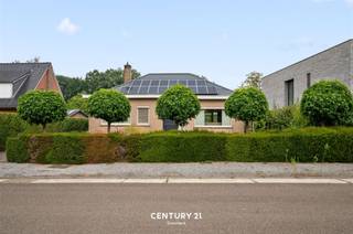 <p><span><strong>Ruime bungalow met 3 slaapkamers op 7a 50ca in gegeerde wijk “Steyveld”</strong></span></p><p>Op een rustige en kindvriendelijke locatie in de residentiële en gegeerde wijk <strong>“Steyveld”</strong> bevindt zich deze vrijstaande bungalow met <strong>3 slaapkamers</strong>, een bewoonbare oppervlakte van ca. <strong>143 m²</strong> en een perceel van <strong>7a 50ca</strong>.</p><p>De woning is <strong>dadelijk bewoonbaar</strong> en biedt tegelijk heel wat potentieel om ze verder te moderniseren en volledig naar eigen smaak in te richten. Dankzij de open bebouwing, het mooie perceel en de praktische indeling vormt dit een interessante opportuniteit voor wie comfortabel en rustig wil wonen in de groene rand rond Leuven. De woning beschikt onder meer over <strong>zonnepanelen, elektrische screens, een kelder, bergzolder, garage</strong> en een <strong>vergunde veranda</strong>, die zorgt voor extra leefruimte en een aangenaam contact met de tuin. Het perceel heeft een <strong>noordoostelijke oriëntatie</strong>.</p><p>De ligging is een belangrijke troef. U woont hier in een aangename omgeving op slechts een <strong>6-tal kilometer van Leuven</strong>, met een vlotte verbinding naar de <strong>oprit van de E314</strong>. Bushaltes bevinden zich vlakbij en de dorpskern van <strong>Linden</strong> ligt op fietsafstand, met scholen, winkels en andere dagelijkse voorzieningen binnen handbereik.</p><p>Deze woning is ideaal voor wie gelijkvloers wil wonen en tegelijk ruimte, bereikbaarheid en een rustige woonomgeving belangrijk vindt. <strong>Bel of mail ons voor uw afspraak op 016 229 228 of </strong><strong>office@connect-immo.be</strong><strong> </strong></p><p>EPC: 233 kWh/m² - UC: 3862645 - Label B</p><p>Wp-Gvkr-Vvg-Gdv</p>