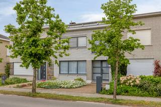 Welkom in de Lijsterstraat 11 te Willebroek, een gezellige gesloten bebouwing met drie slaapkamers.Deze charmante gezinswoning is centraal gelegen in...