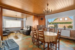 <p><strong>Alleenstaande woning</strong> met ruime zuidwestgerichte tuin.<br /><br /><strong>3 slaapkamers</strong> + extra zolderruimte.<br /><br /><strong>Lichtrijke woonkamer</strong> en tweede leefruimte.<br /><br /><strong>Garage met bergingen</strong> + oprit voor 3 wagens.<br /><br /></p>