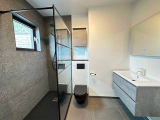Cet appartement en duplex est situé dans un quartier calme et verdoyant, à quelques pas des commerces et des transports en commun.Il y a un ascenseur...