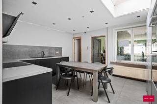 Charmante gerenoveerde gezinswoning met 4 slaapkamers, tuin en zonnepanelen.
Ben je op zoek naar een ruime, energiezuinige woning met alle comfort, gelegen in het centrum van Turnhout en nabij de invalswegen? Deze grotendeels gerenoveerde woning biedt een uitstekende combinatie van modern wooncomfort en de kans om de laatste afwerkingen volledig naar jouw smaak te realiseren.
Indeling &amp; troeven:
- 4 volwaardige slaapkamers – ideaal voor een groot gezin, thuiswerk of hobbyruimte.
- Grote volledig uitgeruste leefkeuken.
- Badkamer met moderne voorzieningen en aansluitende wasruimte.
- Zonnepanelen voor een lagere energiefactuur en een duurzaamheidstroef.
- De woning is grotendeels gerenoveerd: belangrijke werken zijn reeds uitgevoerd, enkel enkele afwerkingen naar keuze dienen nog te gebeuren.
- Deze woning is perfect voor wie een instapklaar gevoel wil combineren met de vrijheid om hier en daar nog een persoonlijke touch toe te voegen.
Interesse? Aarzel niet om een bezoek in te plannen en ontdek zelf het potentieel en de charme van deze fijne gezinswoning! Vermelde afmetingen/oppervlakten zijn indicatief. Oppervlakten conform EPC.