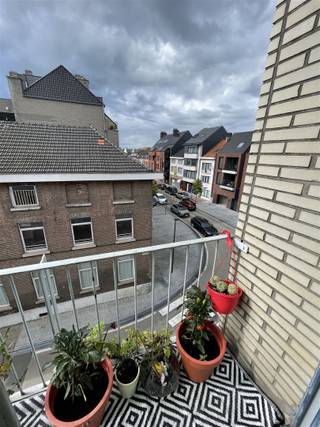 Centraal gelegen appartement, tussen station, Stayen en de Grote Markt in, met 3 slaapkamers en een terrasje vooraan en achteraan. Er is een...