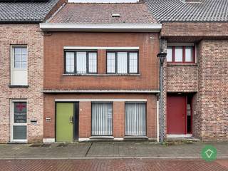 Deze woning is gelegen in het centrum van Koekelare op een grondoppervlakte van 174 m² en bestaat uit: inkomhal - living - keuken - kelder - berging...