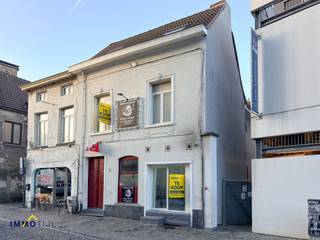 Opbrengsteigendom met handelsgelijkvloers en duplexappartement (te renoveren).Dit centraal gelegen pand in hartje Aalst omvat op het gelijkvloers een...