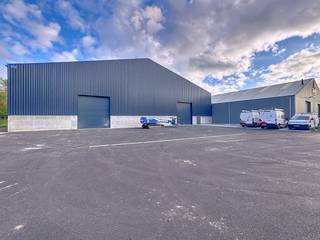 Le bâtiment se compose de 2 entrepôts où un passage est prévu pour que les chariots élévateurs puissent se déplacer entre les...