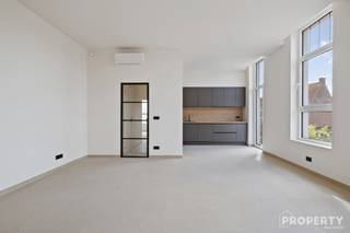 <p><span>Kom en ontdek dit prachtig gerenoveerde appartement op zaterdag 25 april tussen 10 en 14 uur!</span></p><p><span>Deze kleinschalige residentie werd van kop tot teen vernieuwd in 2026, met oog voor kwaliteit en modern wooncomfort. Het appartement bevindt zich op de eerste verdieping en biedt een aangenaam open zicht, wat bijdraagt aan een gevoel van ruimte en rust.</span></p><p><span>Dankzij de hoge plafonds geniet u van een overvloed aan natuurlijk licht, wat de leefruimte extra charme geeft. De ruime woonkamer sluit naadloos aan op de open, volledig ingerichte keuken ideaal voor hedendaags wonen.</span></p><p><span>Het appartement beschikt over twee volwaardige slaapkamers, een praktische berging, een apart toilet en een stijlvolle badkamer met een ruime instapdouche.</span></p><p><span>Met een gunstige EPC-score B en conforme elektriciteit is dit appartement bovendien energiezuinig en volledig instapklaar.</span></p><p><span>Extra troeven zijn de privatieve kelderberging, een carport én een private autostaanplaats.</span></p><p><span>Een ideale opportuniteit voor wie op zoek is naar een comfortabel en lichtrijk appartement in een kleinschalige residentie.</span></p><p><span> </span></p><p><span>Meer info of bezoek: <span>info@properrty-vastgoed.be</span></span><span> of 0476 46 12 87</span></p>