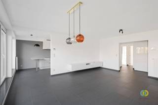 <p><span>Neder-Over-Heembeek: Ruim en lichtrijk appartement gelegen op de eerste verdieping van een recent gebouw met lift.</span></p><p><span>Dit prachtige appartement biedt een ruime en open indeling met veel natuurlijk licht. Bij binnenkomst ervaart u meteen de aangename sfeer van de leefruimte, die naadloos overgaat in keuken voorzien van alle comfort en van een ontbijthoek. Vanuit zowel de woonkamer als vanuit de keuken heeft u toegang tot het ruime terras, waar u kunt genieten van een groen en rustgevend uitzicht, midden in de stad. </span></p><p><span>Via de nachthal bereikt u de stijlvolle badkamer met inloopdouche, dubbele lavabo en aansluiting voor wasmachine en droogkast. Het toilet is apart. Het appartement beschikt over twee slaapkamers (14 &amp; 9m²) met beiden toegang tot een tweede terras aan de voorkant van het gebouw gelegen.</span></p><p><span>Provisie lasten: 150€/maand</span></p>